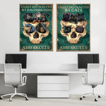 Des affiches vintage représentant des chiens teckel et des chats noirs qui distraient facilement, et des crânes dans un style gothique.