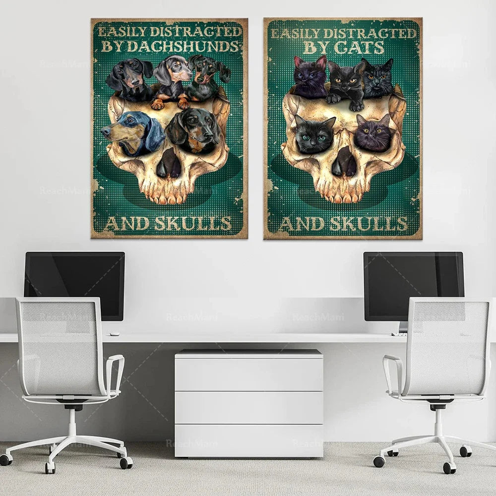 Des affiches vintage représentant des chiens teckel et des chats noirs qui distraient facilement, et des crânes dans un style gothique.