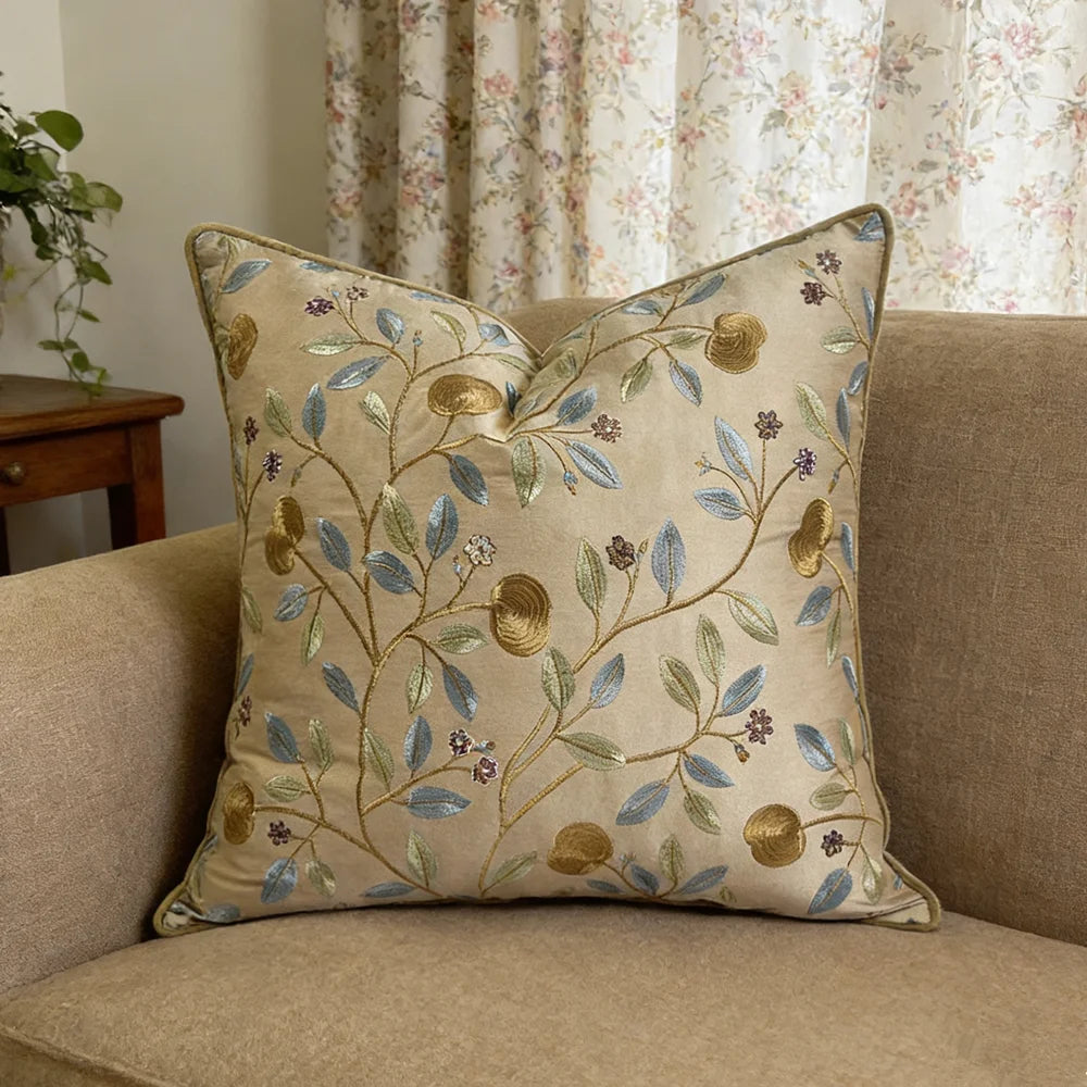 coussin carré décoratif motif floral élégant feuilles vertes fleurs violettes baies dorées polyester 45x45cm