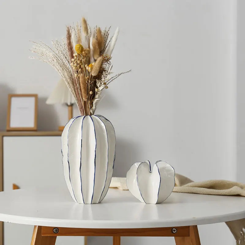 vase moderne céramique porcelaine blanc bleu rayures horizontales fleur séchée table decoration maison