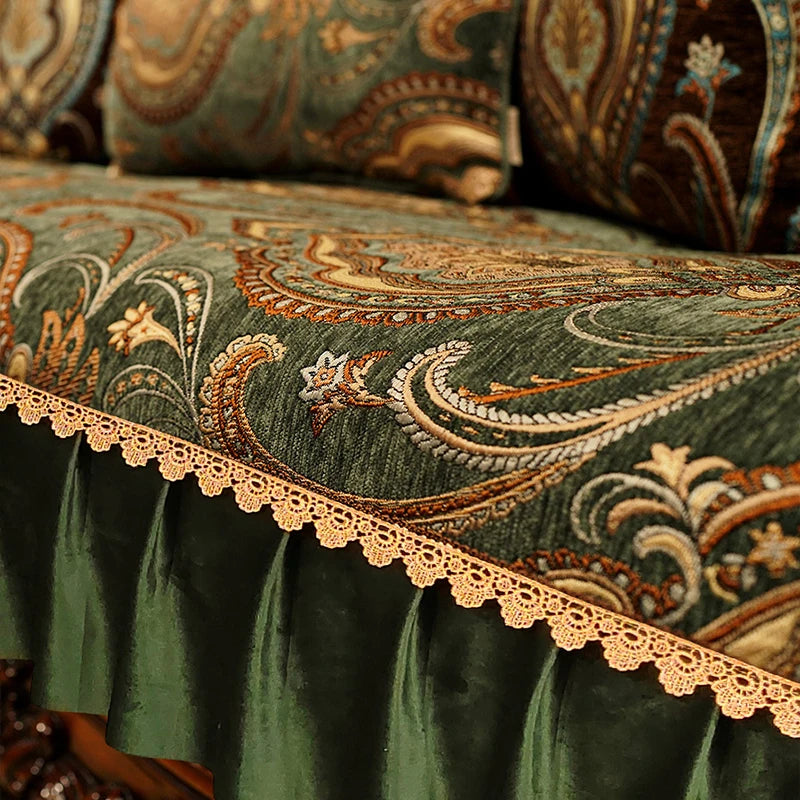 Coussin décoratif avec un motif en paisley de couleurs riches et un bord orné de dentelle dorée, créant une ambiance luxueuse et élégante dans un espace d'intérieur.