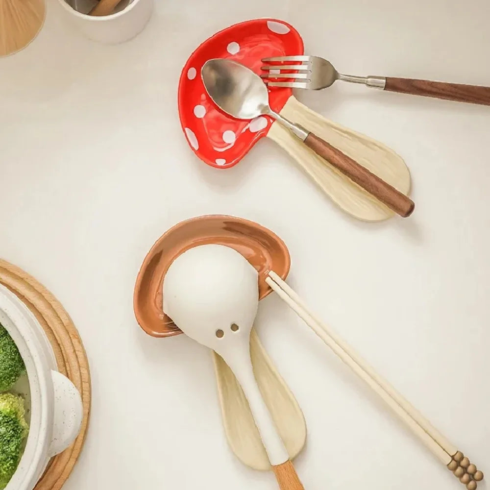 supports cuisine forme champignon bois rustique blanc rouge pois textures variées ustensiles cuillères fourchettes