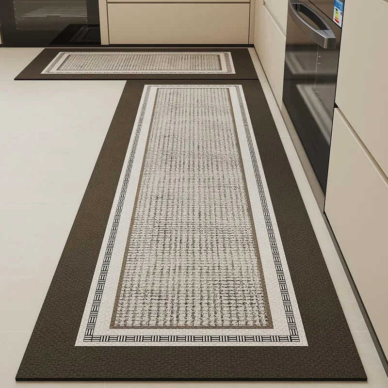 Deux tapis de cuisine allongés de différentes tailles avec des motifs géométriques blancs et noirs dans un intérieur moderne.