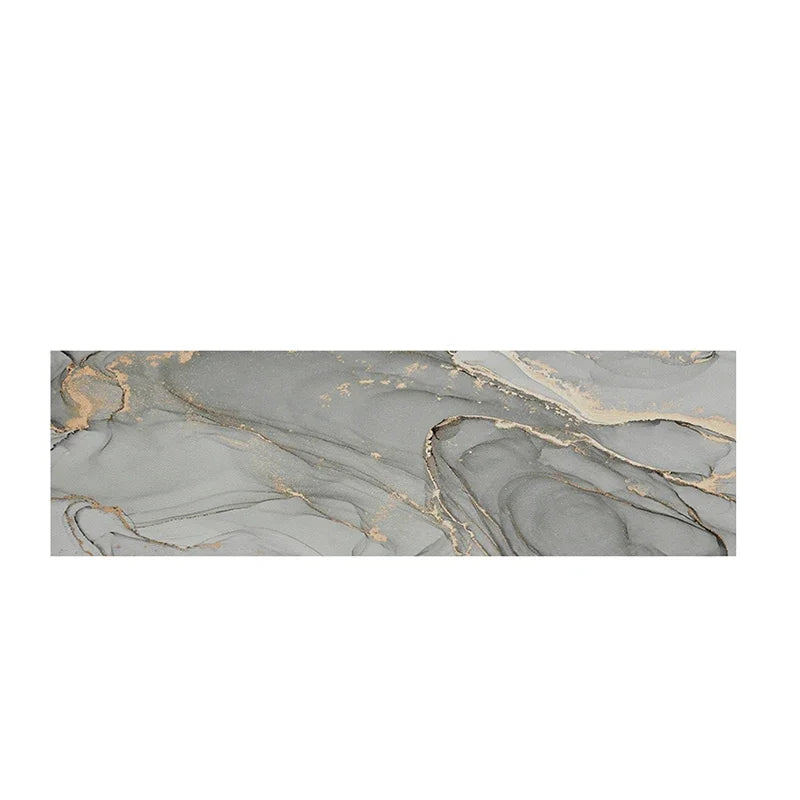Motif abstrait de veinages gris et dorés sur une surface uniforme.