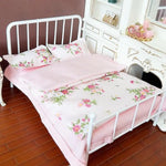 ensemble literie maison poupée lit cadre métal couverture drap oreillers motifs floraux blanc violet