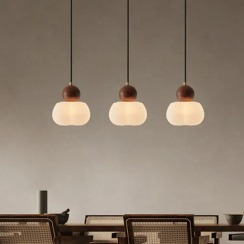 suspension lumineuse trois abatjour bois foncé blanc laiteux moderne minimaliste