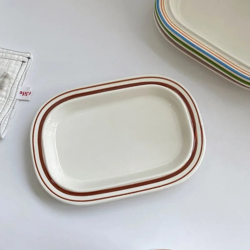 assiettes ovales rayées blanc bleu rouge vaisselle classique cuisine décoration table après midi thé