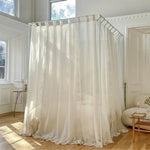 Rideau délicat et aérien dans une pièce lumineuse et élégante, créant une ambiance chaleureuse et raffinée.