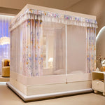 Lit élégant avec des rideaux floraux ornés et un design tendance dans une chambre chaleureuse et confortable.