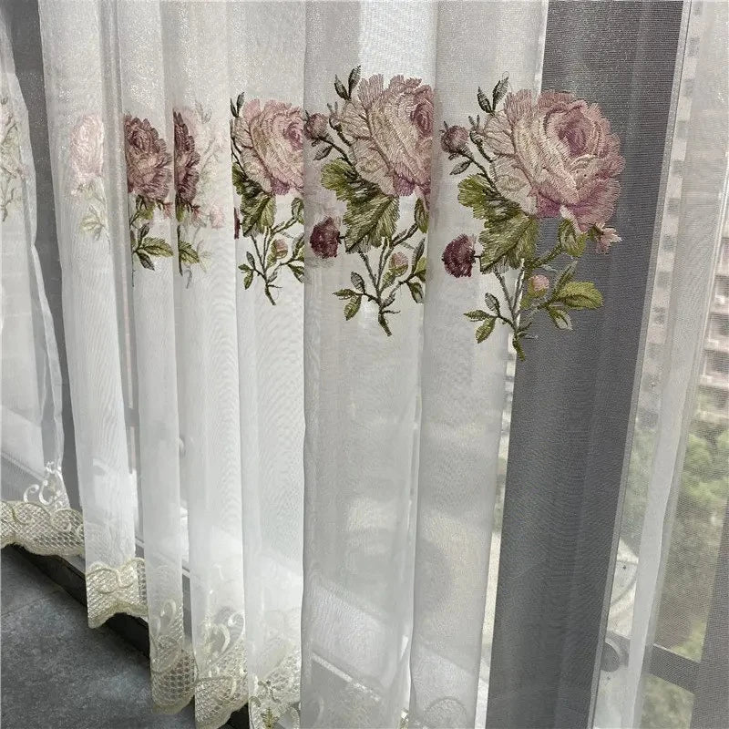 rideau blanc fleurs rose vert broderie dorée transparent classique romantique fenêtre française