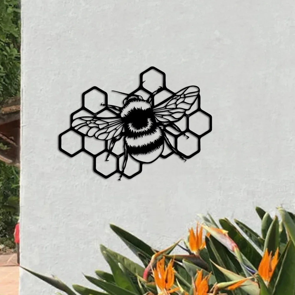 sculpture murale abeille contemporaine noire cellules hexagonales métal ailes fines décoration intérieure salon