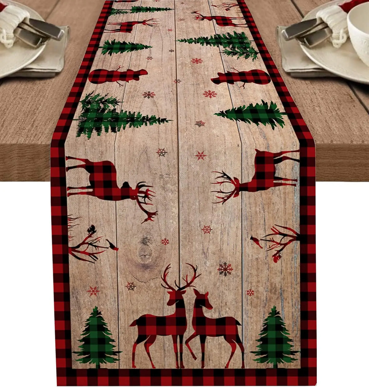 Cette élégante décoration de table de Noël présente un motif forestier rustique sur un fond de bois clair, avec des silhouettes de cerfs rouges et noirs sur un motif à carreaux rouges et noirs.