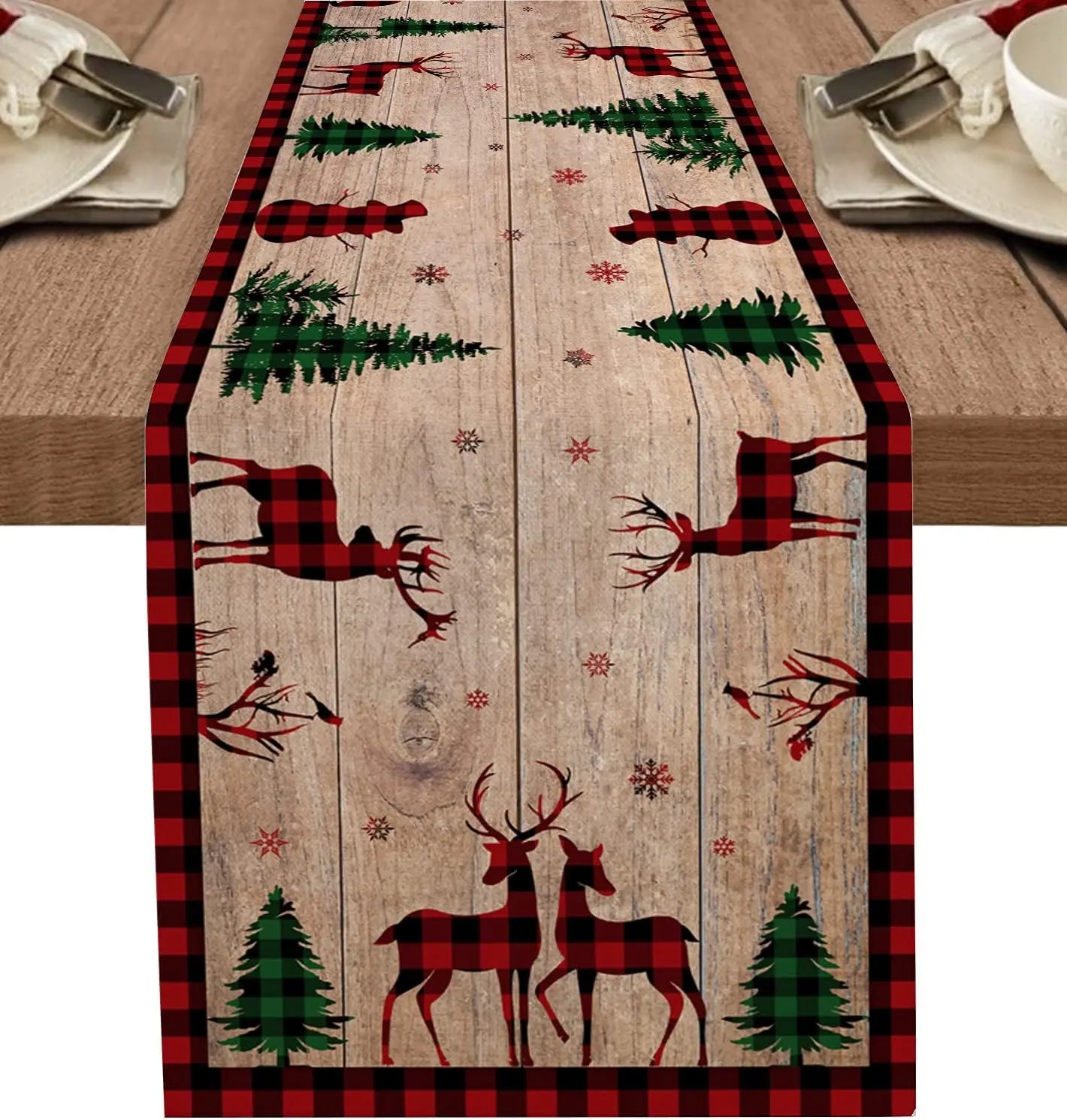 Cette élégante décoration de table de Noël présente un motif forestier rustique sur un fond de bois clair, avec des silhouettes de cerfs rouges et noirs sur un motif à carreaux rouges et noirs.