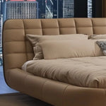 Lit design moderne en bois poli avec décoration contemporaine