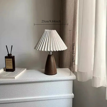 lampe table moderne abat jour plissé tissu brun base bois foncée éclairage chambre coucher