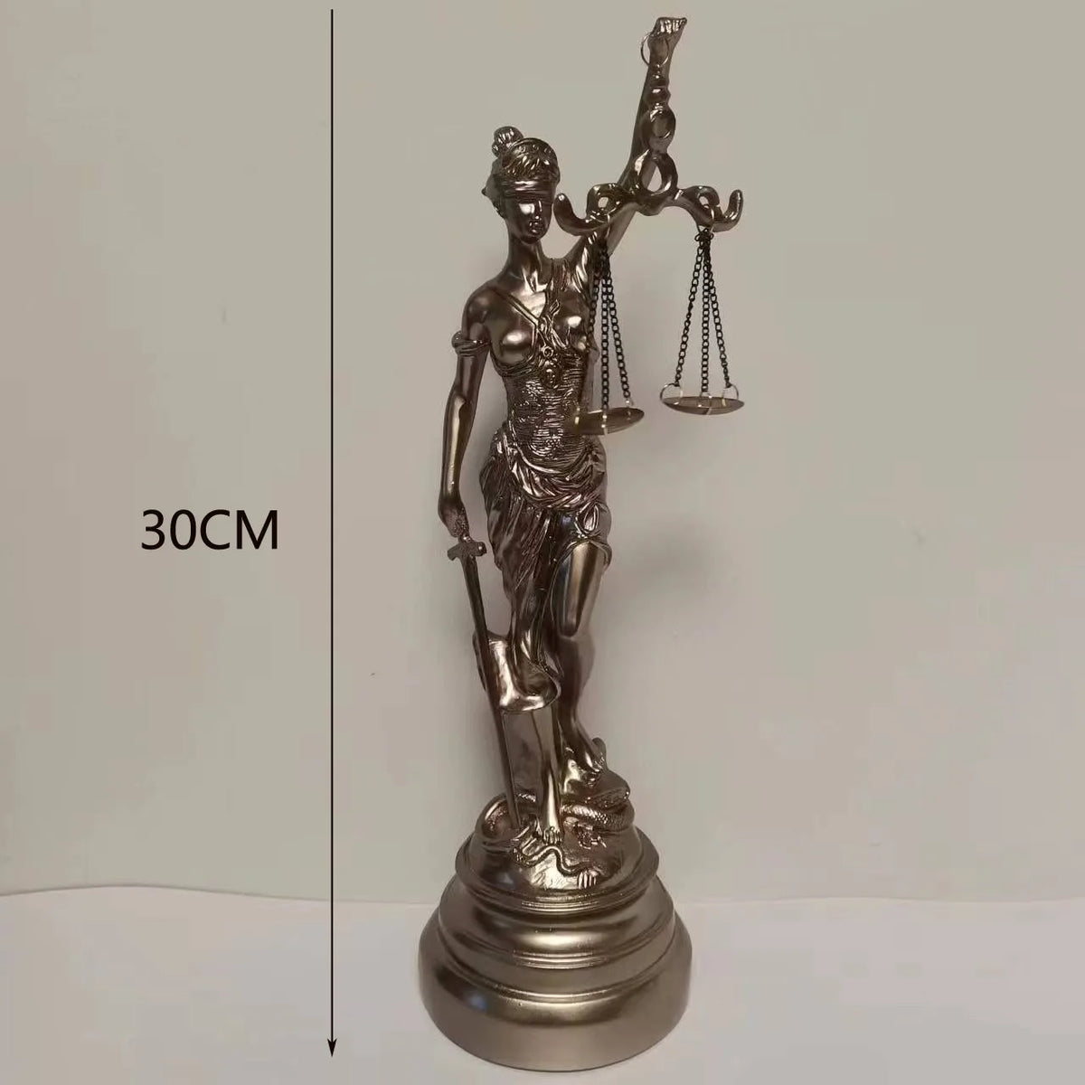 statue ornementale justice égale balance épée détail classique blanc orDecoration intérieure antique modernisée