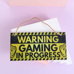 plaque décorative bois graphique texte jeu manette humoristique corde noire bleue adolescente chambre