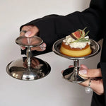 assiettes inox élégantes dessert figue crème caramel garniture vintage présentoirs métal argenteux