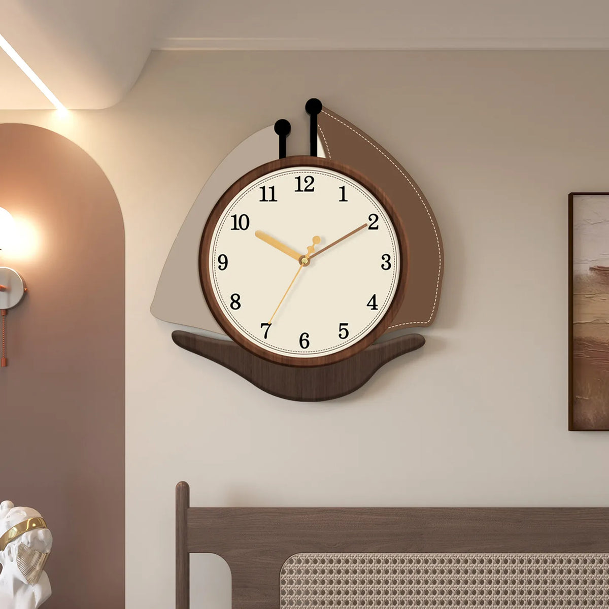 horloge murale moderne aiguille fond blanc cadre marron noir ornement organique chambre salon decoration