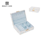 boîte bijoux tissu imprimé bleu clair compartiments poignée dorée classique opacité femmes