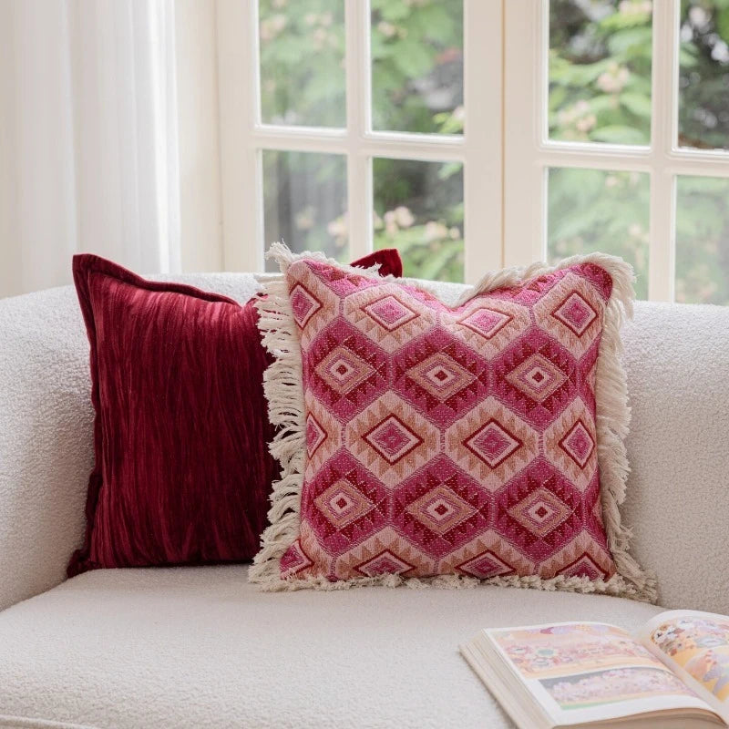 coussin deco boho chic rose blanc motif geometrique franges opaques canape lit decoration intérieure