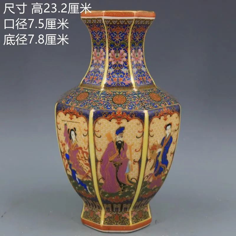 Vase décoratif en porcelaine chinoise multicolore orné de motifs floraux et de figures humaines dans un style traditionnel.