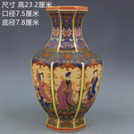 Vase décoratif en porcelaine chinoise multicolore orné de motifs floraux et de figures humaines dans un style traditionnel.