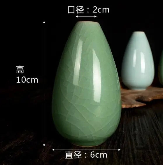 Deux objets de forme arrondie, de couleur verte pâle, reposent sur une surface en bois sombre.
