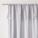 rideau gris clair rayures horizontales motifs floraux bordure opacité deux panneaux classique polyester