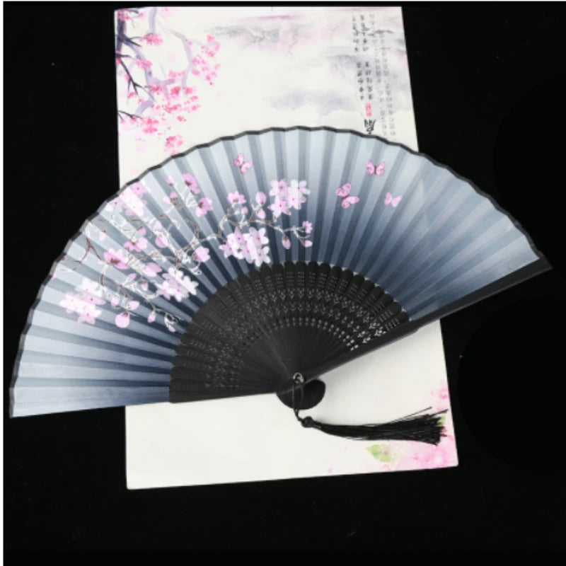 éventail pliant fleurs cerisier papillons art japonais traditionnel tassel couleur bleu rose