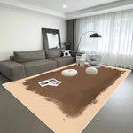 Une salle de séjour moderne avec un grand canapé gris, une table basse en bois et des accessoires décoratifs.