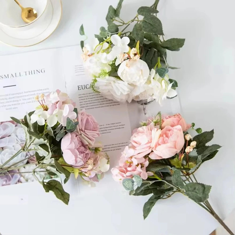 bouquets artificiels roses hydrangeas violettes roses blanches classiques décoration intérieure mariage anniversaire baby shower