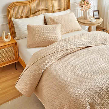 Couvre-lit beige léger 3 pièces sur lit queen