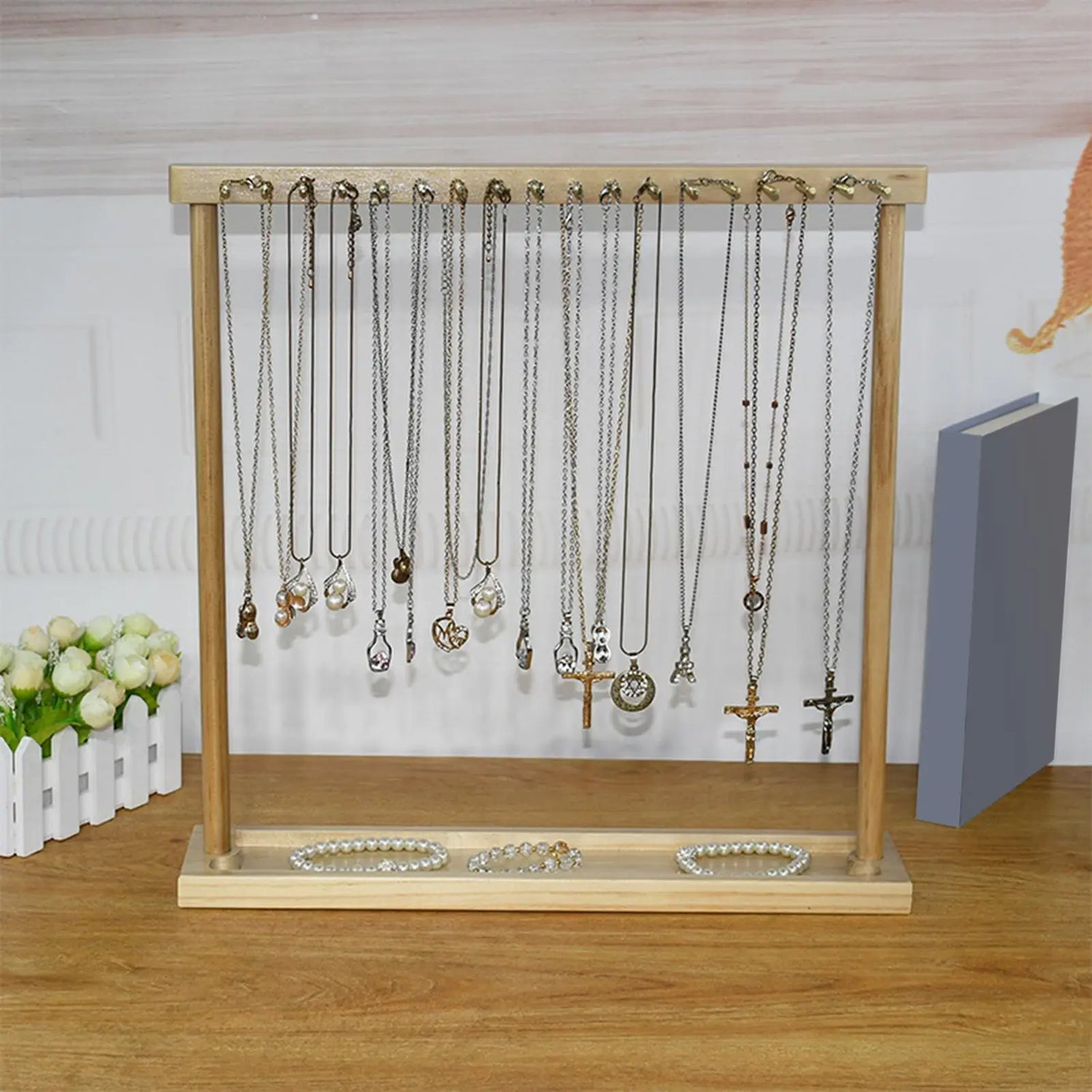 Présentoir à bijoux en bois noir sur une commode