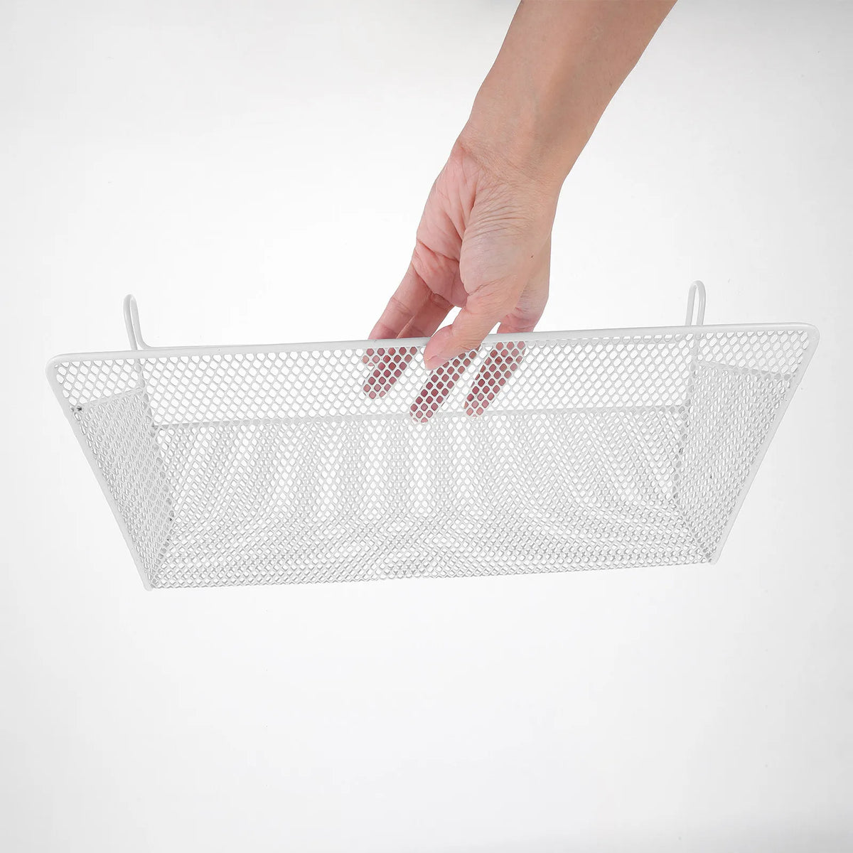 panier suspendu blanc métal ajouré fonctionnel minimaliste lit superposé organizer.storage.basket.hanging.shelf.bedside
