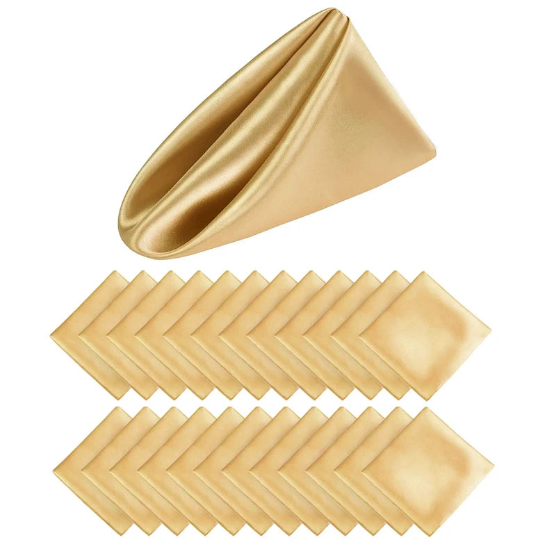 Un pliage d'or élégant compose cet accessoire décoratif aux formes géométriques.