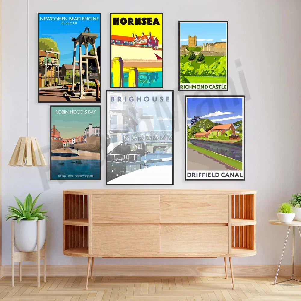 L'image présente une série d'affiches vintage représentant différents lieux touristiques tels que Hornsea, Richmond Castle et le canal de Driffield, ainsi qu'un meuble de rangement en bois.