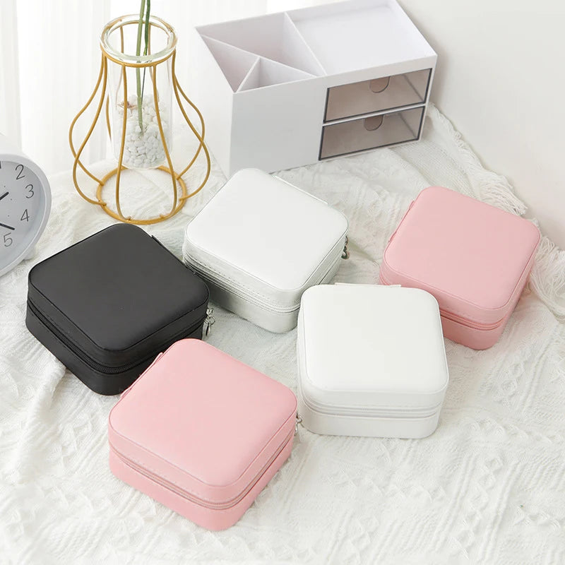 boîte bijoux cuir noir rose blanche compartiments pochette amovible moderne pratique