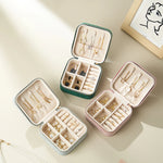 boîte bijoux velours beige portable moderne zippée rose blanche verte