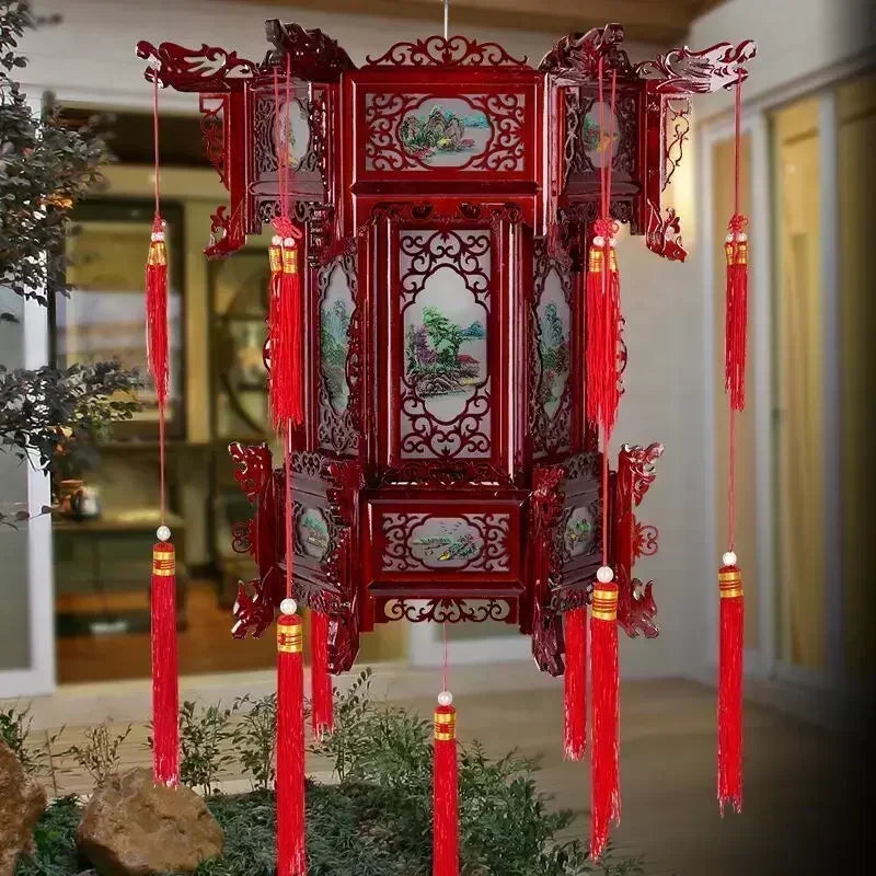 lanterne traditionnelle chinoise bois sculpté rouge décorative pompon fête mariage jardin