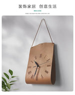 horloge murale marron clair rouge foncé gris imitation cuir chiffres romains vintage rustique minimaliste