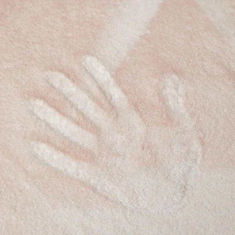 Une empreinte de main délicate sur une surface douce et moelleuse.
