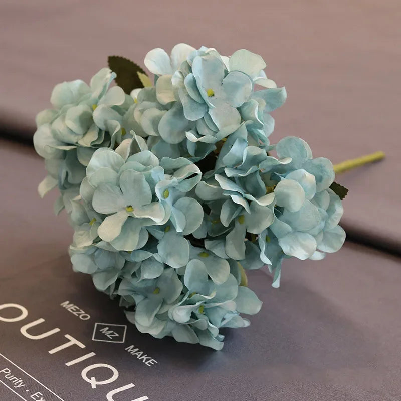 bouquet fleurs artificielles bleu pastel blanc roses hortensia soie décoration mariage maison jardin vintage