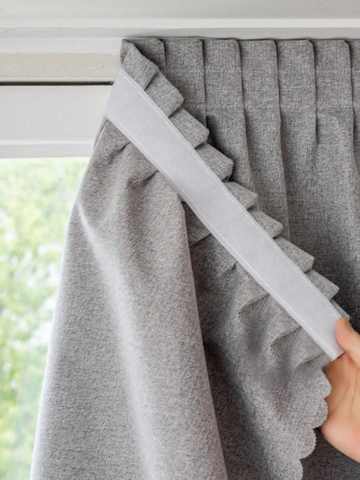 Rideau gris élégant avec œillets, design moderne pour décoration intérieure, idéal pour salon ou chambre, installation facile, ajustement parfait pour fenêtres standard.