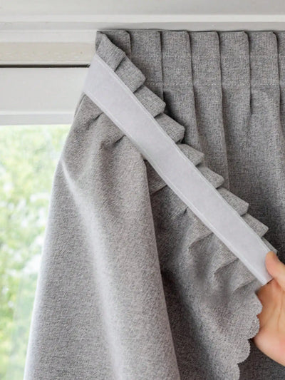Rideau gris élégant avec œillets, design moderne pour décoration intérieure, idéal pour salon ou chambre, installation facile, ajustement parfait pour fenêtres standard.