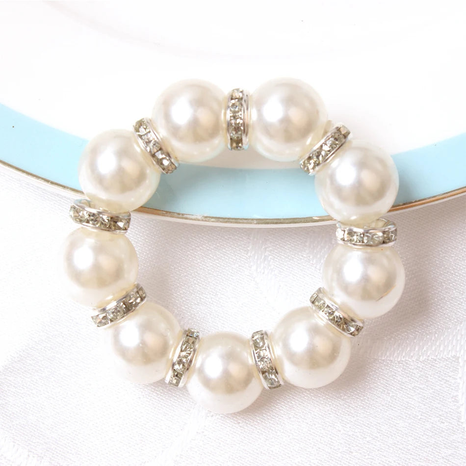 broches classiques dorées strass bracelet classique soie blanche anniversaire mariage décoration table