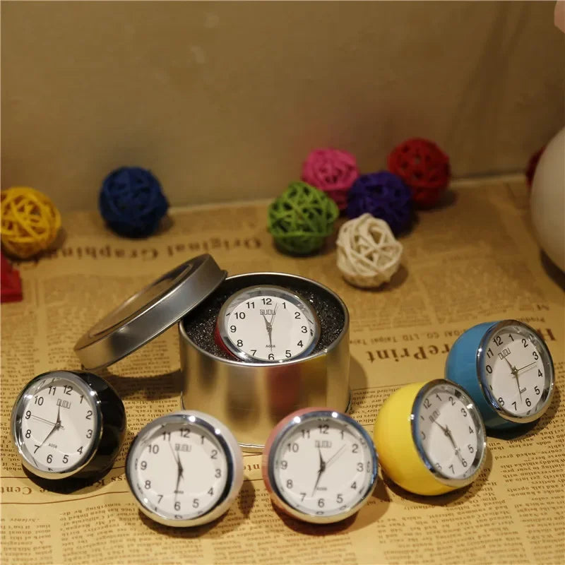 horloge table moderne multicolore rouge noir blanc bleu jaune simple ronde minimaliste
