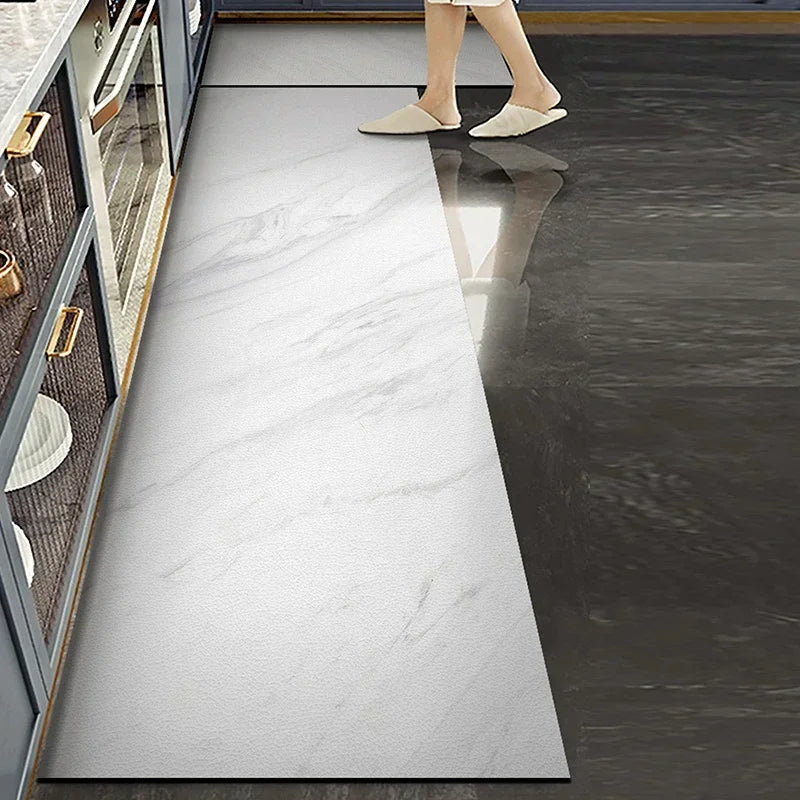 Reflet de la personne marchant sur le carrelage gris et blanc.