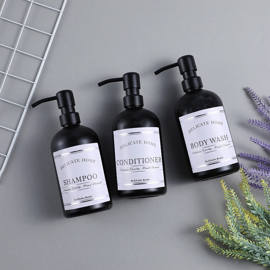 bouteilles shampooing après shampoing gel douche rechargeables transparentes marron noir blanches modernes pompes pression