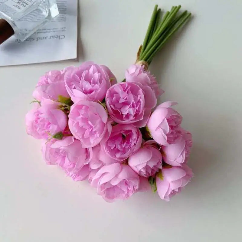 décoration intérieure moderne bouquet fleurs artificielles rose clair blanc violet